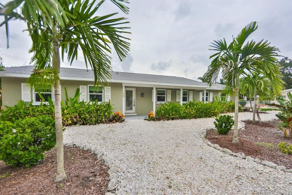 1008 ESTREMADURA DRIVE BRADENTON, FL 34209