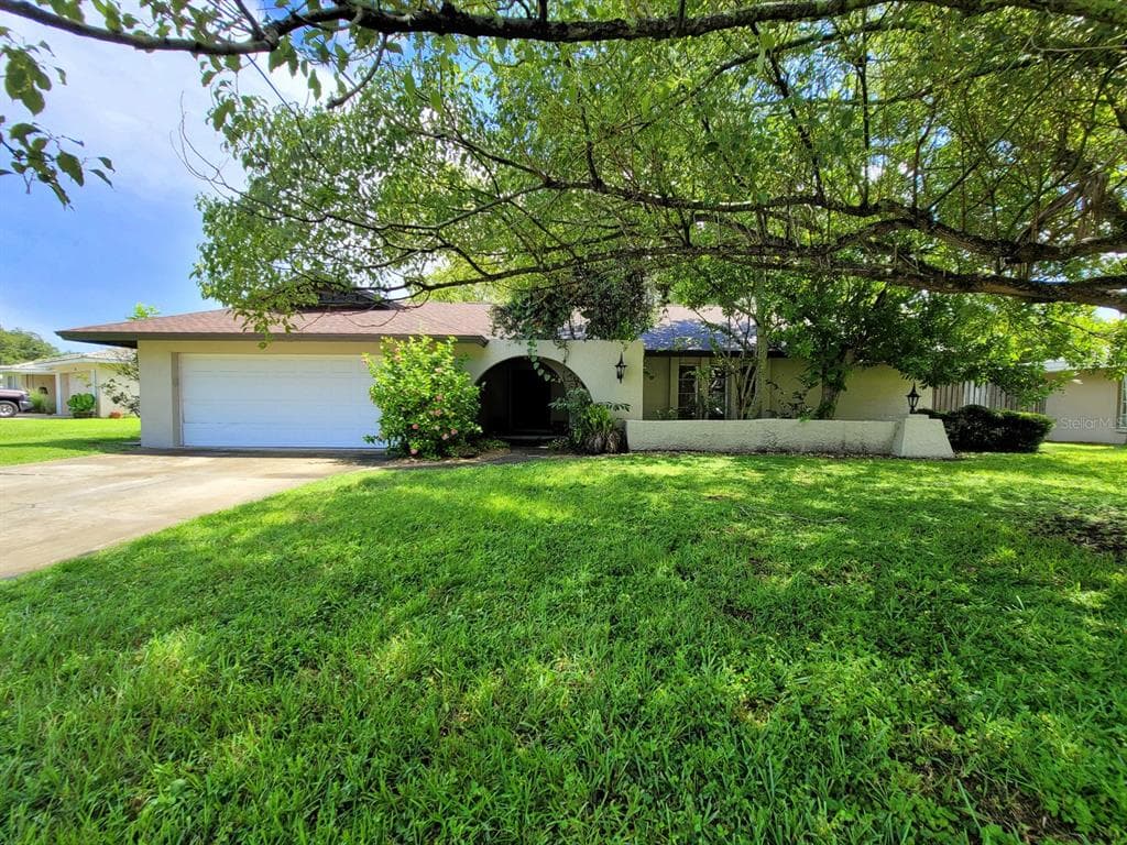 1915 DOLPHIN DRIVE BELLEAIR BLUFFS, FL 33770