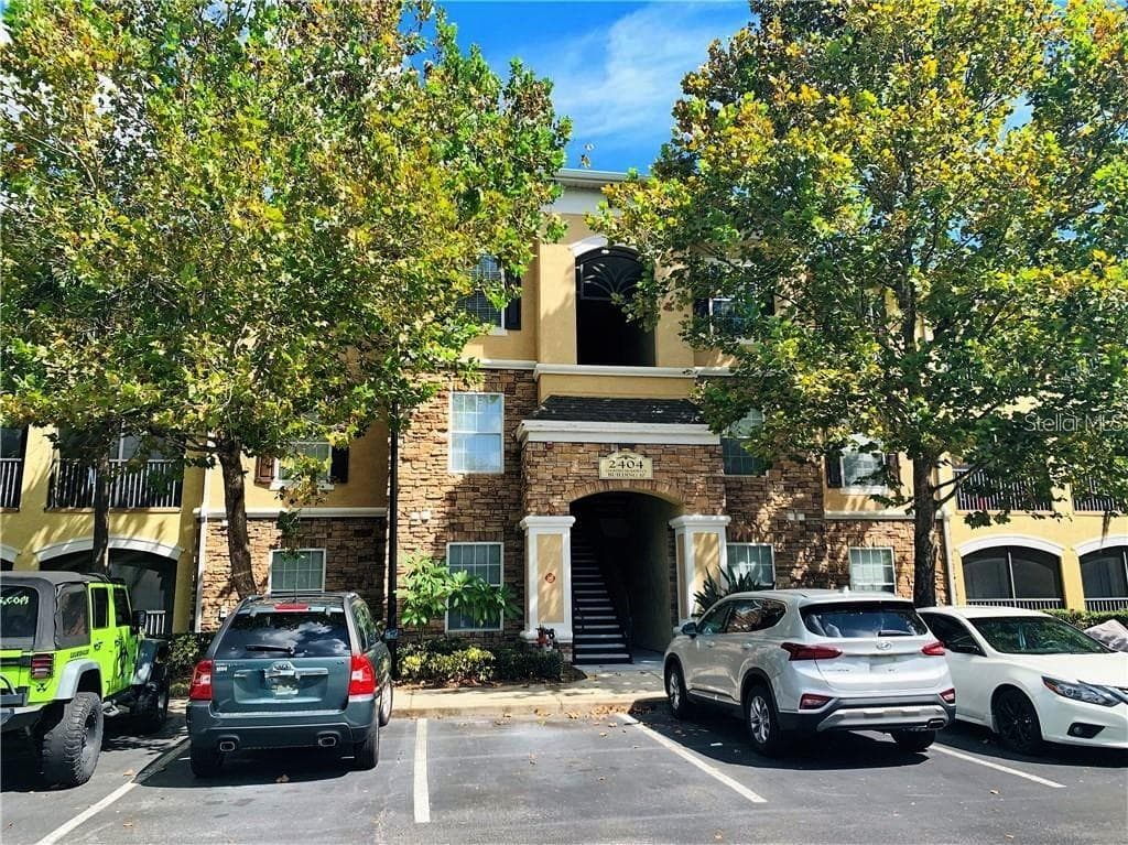 2404 COURTNEY MEADOWS COURT UNIT 302 TAMPA, FL 33619