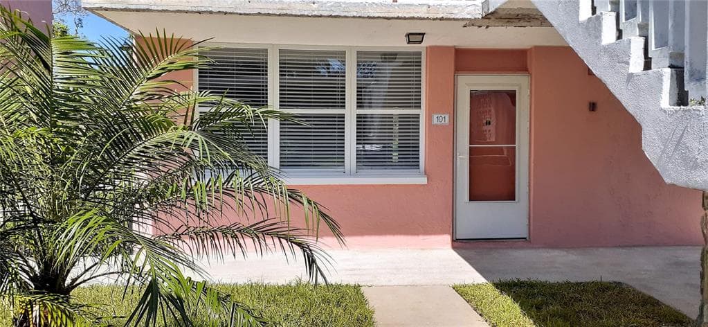 4720 LOCUST STREET NE UNIT 101 ST PETERSBURG, FL 33703