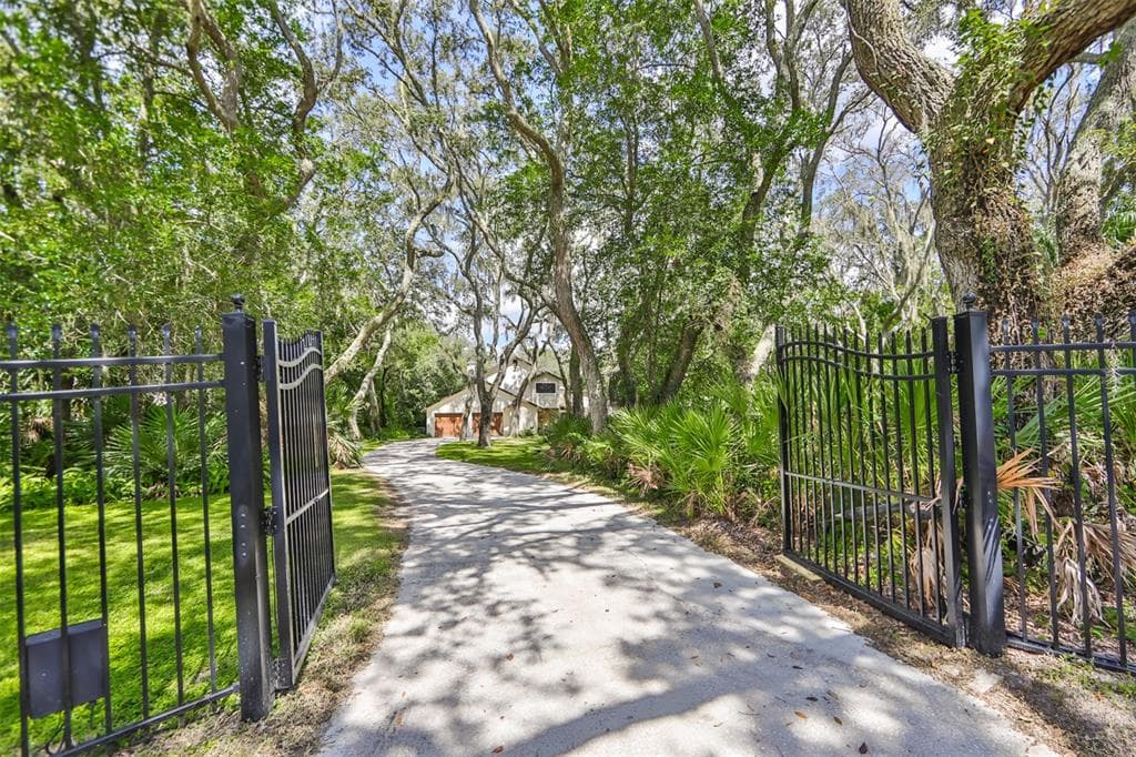 2610 REGAL OAKS LANE LUTZ, FL 33559