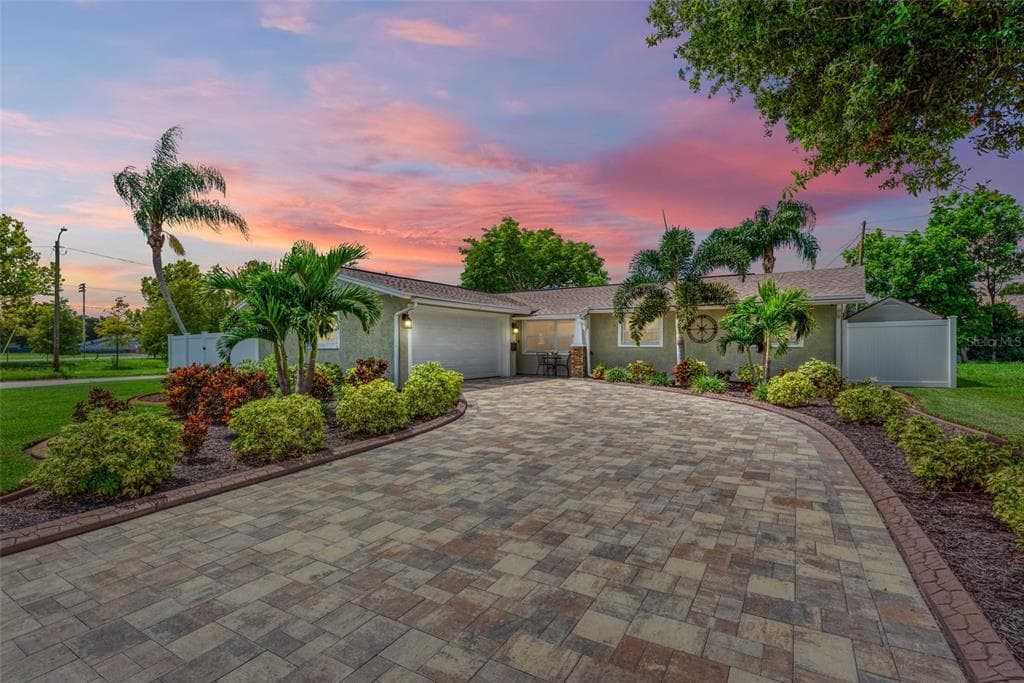 1300 DEVONSHIRE DRIVE N ST PETERSBURG, FL 33710