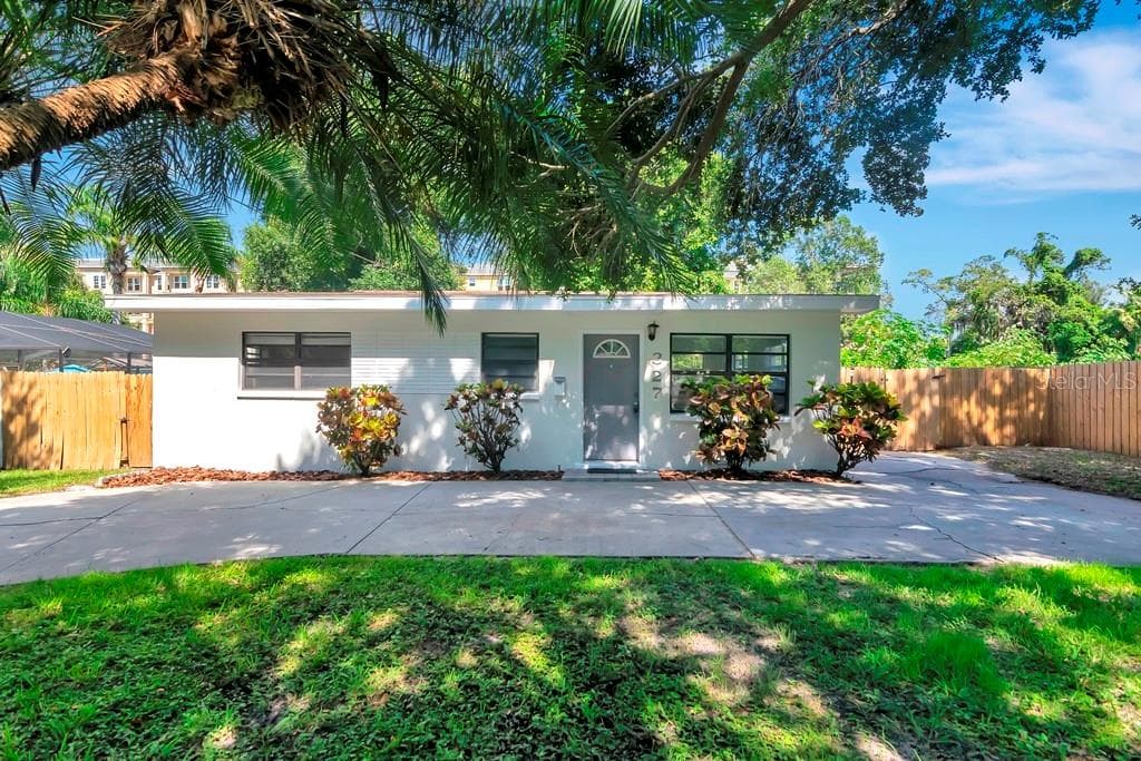327 BARBARA CIRCLE BELLEAIR, FL 33756