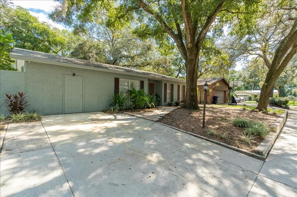 9627 HIDDEN OAKS CIRCLE TAMPA, FL 33612