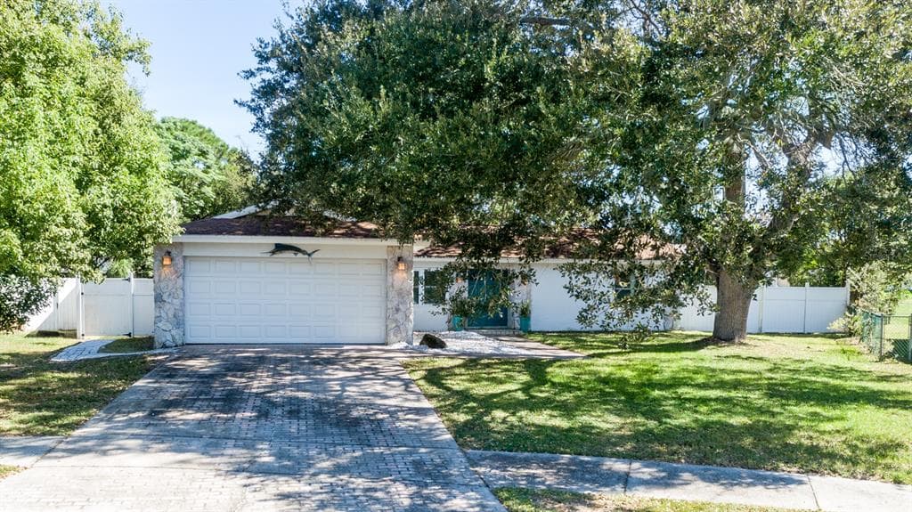 1015 VINEYARD COURT