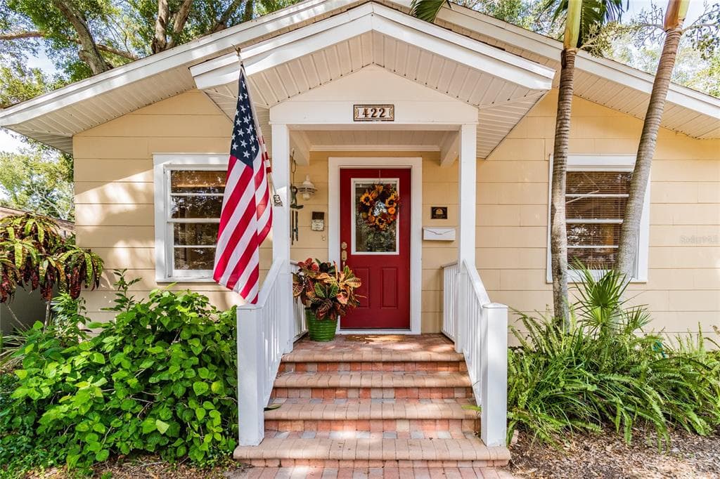422 WOODLAWN AVENUE BELLEAIR, FL 33756