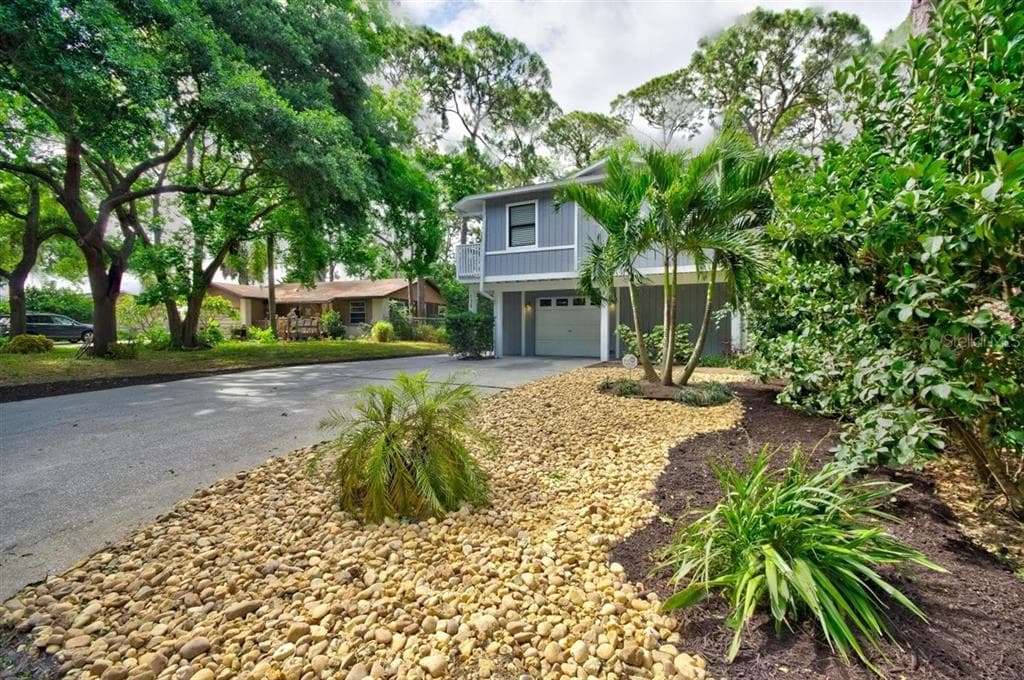 138 69TH AVENUE N ST PETERSBURG, FL 33702