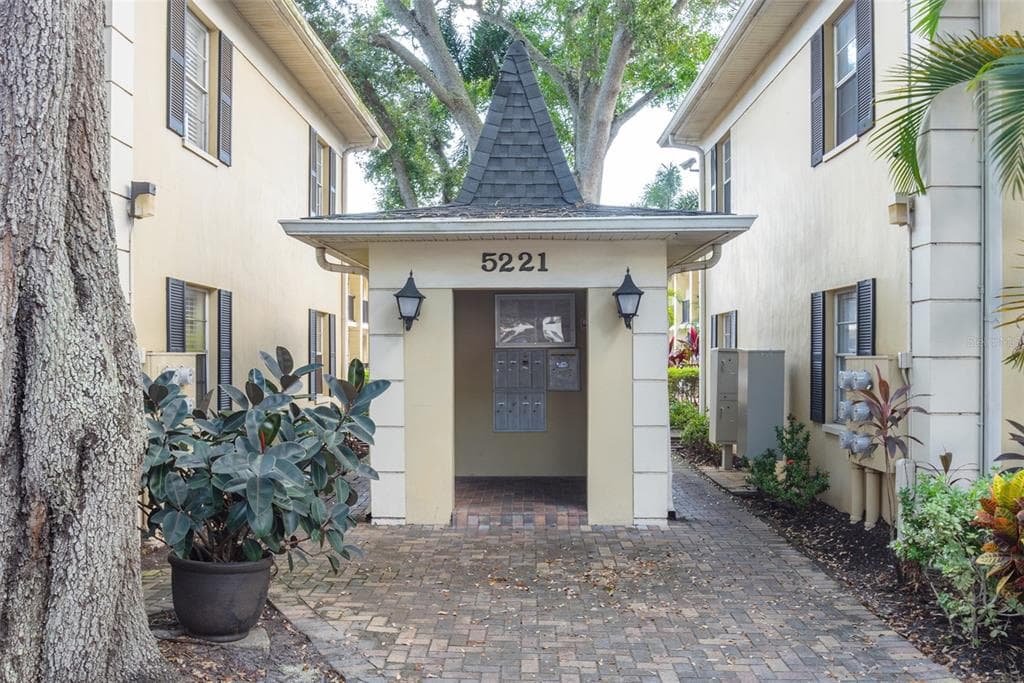 5221 BAYSHORE BOULEVARD UNIT 22 TAMPA, FL 33611