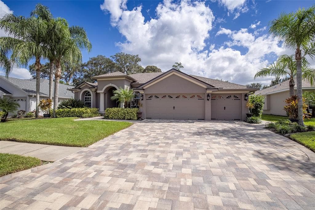 695 SALT LAKE DRIVE TARPON SPRINGS, FL 34689
