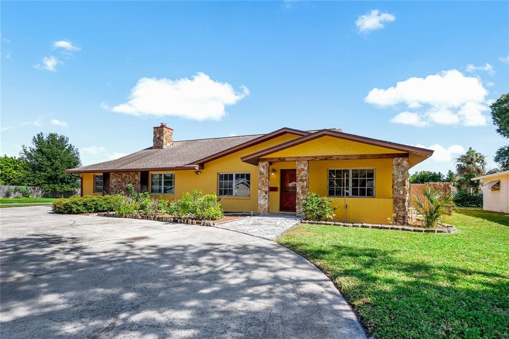 215 SE MADISON CIRCLE N ST PETERSBURG, FL 33703