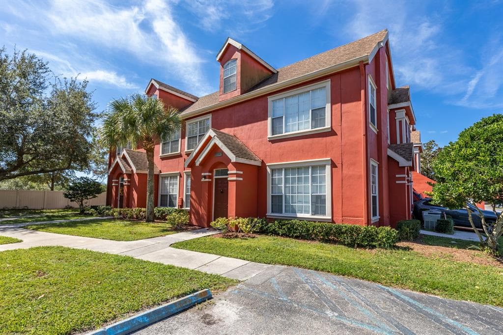 10528 WINDSOR LAKE COURT UNIT 38 TAMPA, FL 33626