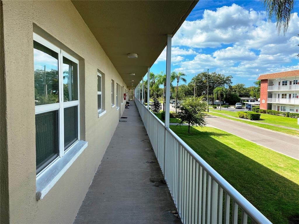 5720 13TH AVENUE N UNIT 203B ST PETERSBURG, FL 33710