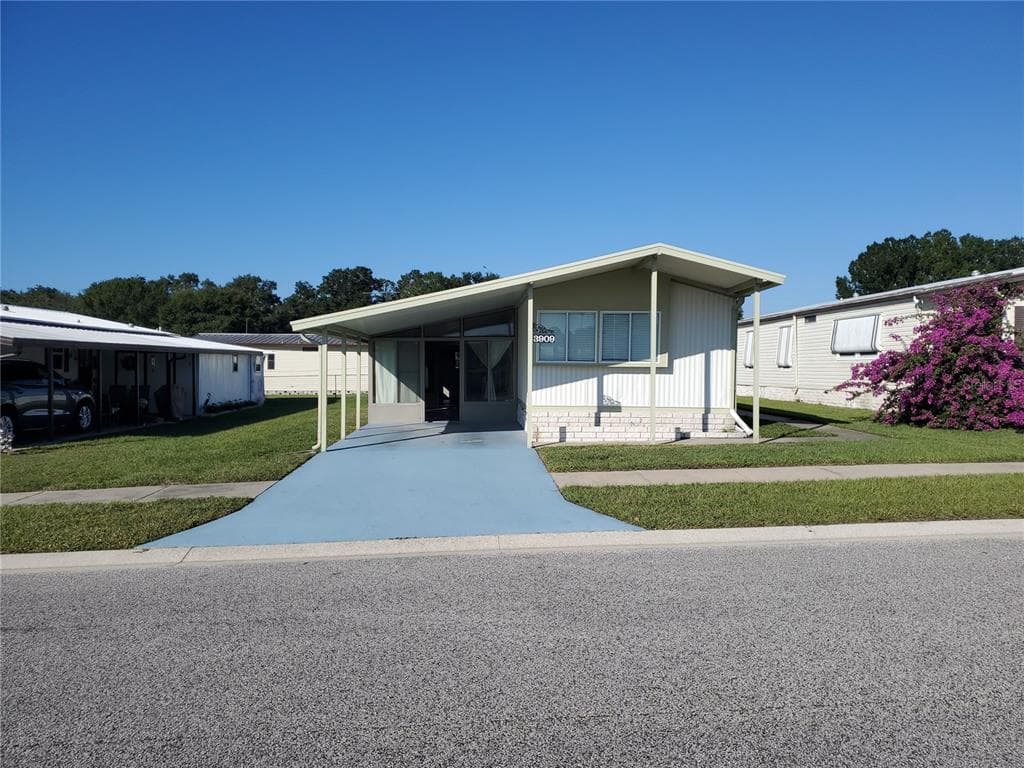 3909 KIM DRIVE WESLEY CHAPEL, FL 33543