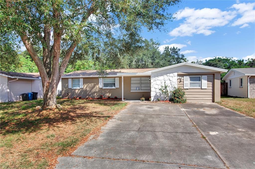 5605 OCEANIC ROAD HOLIDAY, FL 34690