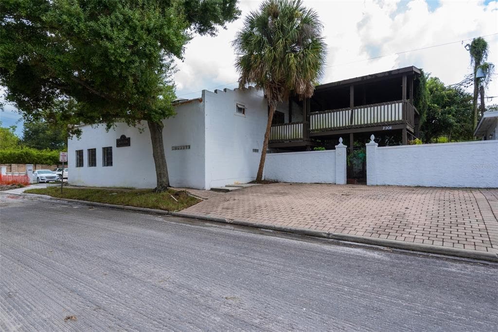 2904 W SWANN AVENUE TAMPA, FL 33609