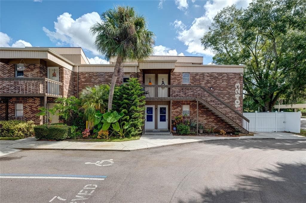 10423 CARROLLBROOK CIRCLE UNIT 201 TAMPA, FL 33618