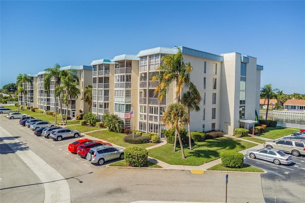 4904 38TH WAY S UNIT 213 ST PETERSBURG, FL 33711