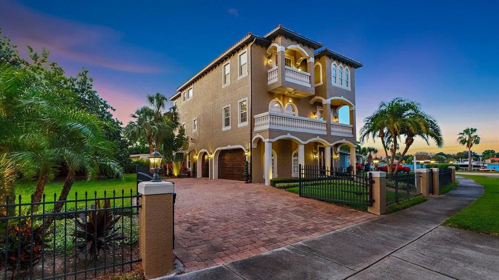 209 CORSINO WAY S ST PETERSBURG, FL 33705