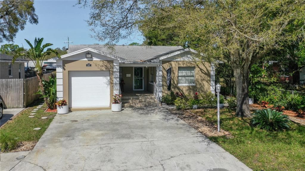 207 W GIDDENS AVENUE TAMPA, FL 33603