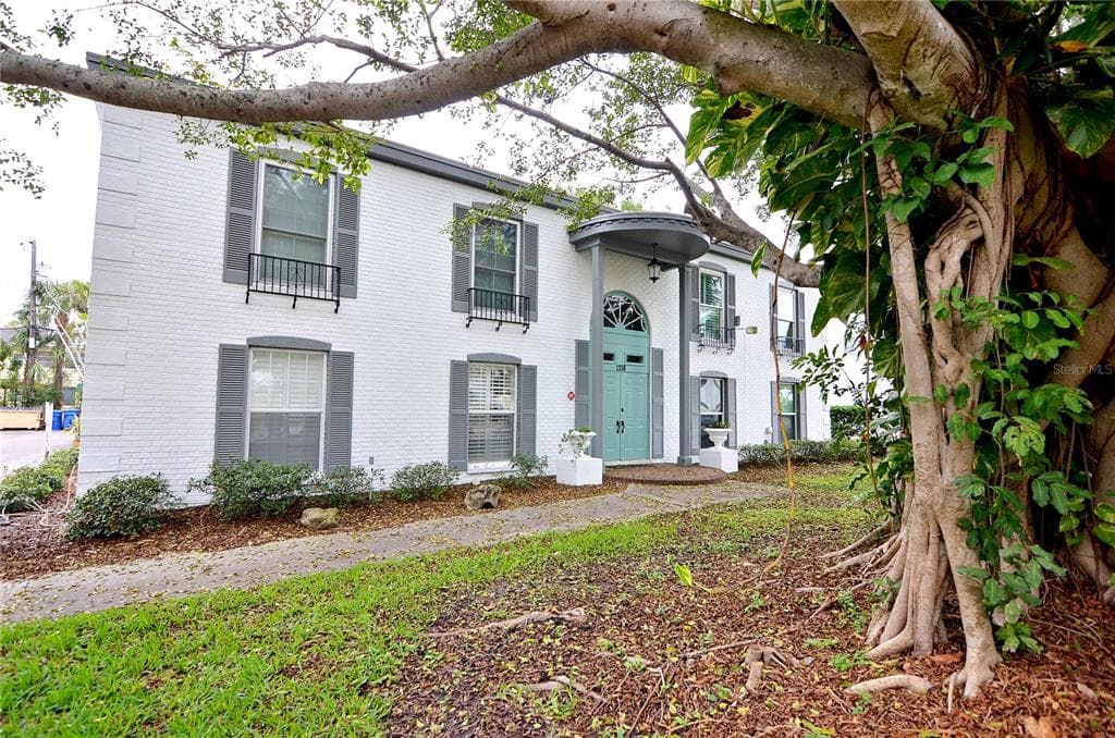 1338 SNELL ISLE BOULEVARD NE UNIT 4 ST PETERSBURG, FL 33704