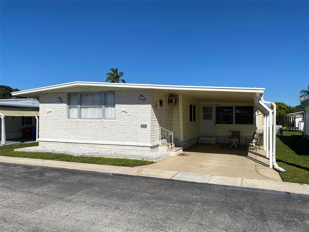 82021 4TH AVENUE N UNIT 210 PINELLAS PARK, FL 33781