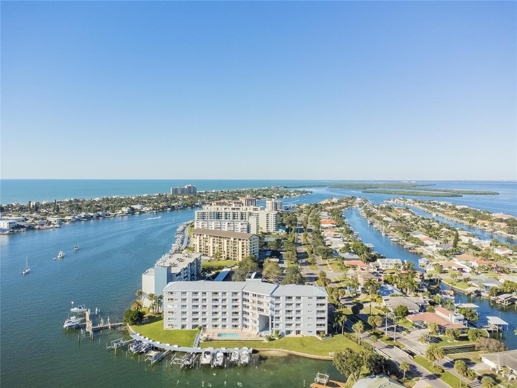 610 ISLAND WAY UNIT 302 CLEARWATER BEACH, FL 33767
