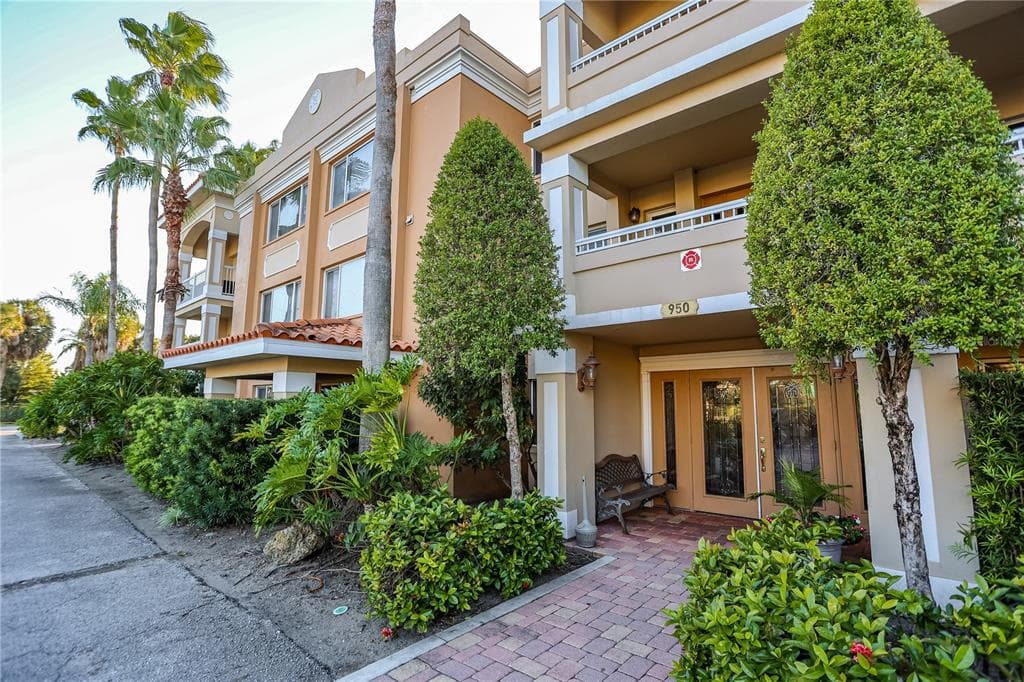 950 BROADWAY UNIT 208 DUNEDIN, FL 34698