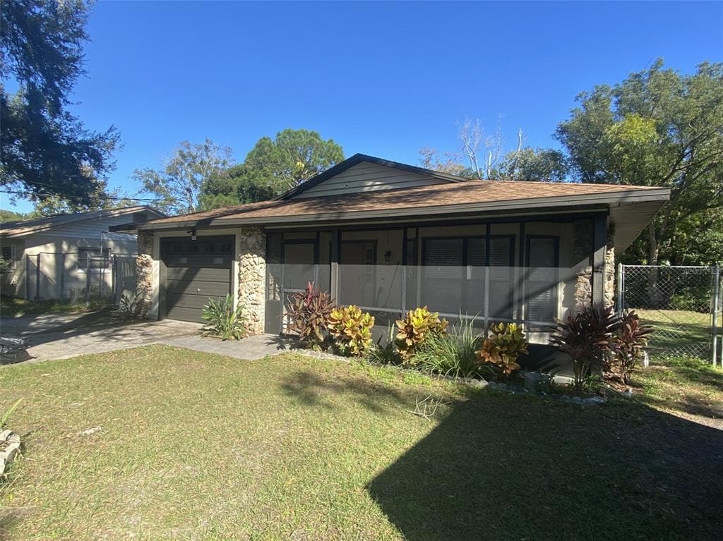 916 N NEW HAMPSHIRE AVENUE TAVARES, FL 32778