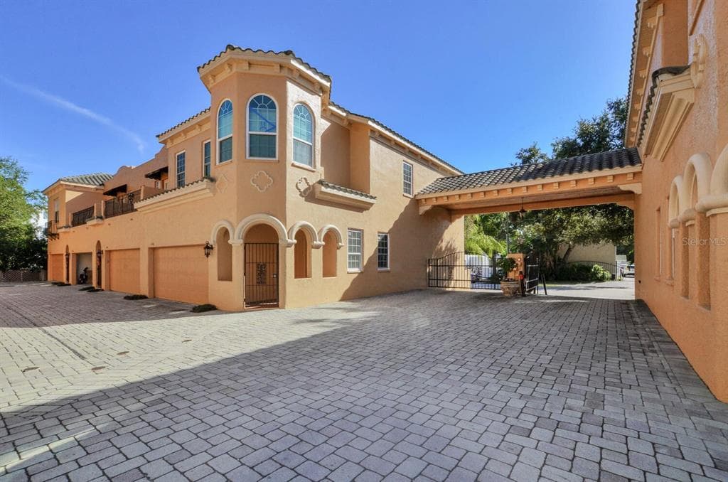2920 HANSEN MANOR LANE TAMPA, FL 33611