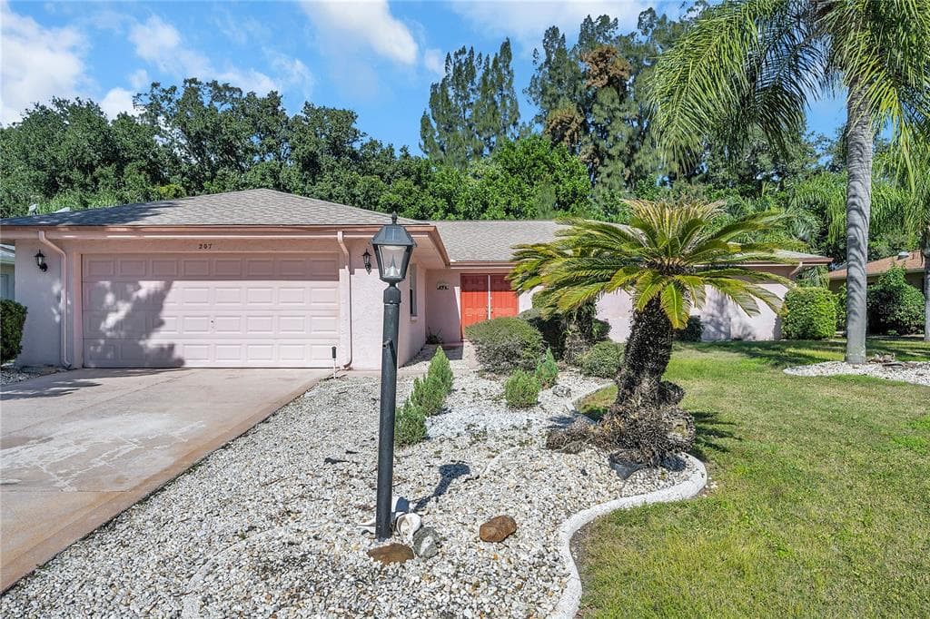 207 AMESBURY CIRCLE SUN CITY CENTER, FL 33573