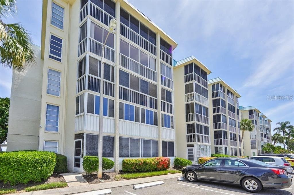 4908 38TH WAY S UNIT 104 ST PETERSBURG, FL 33711