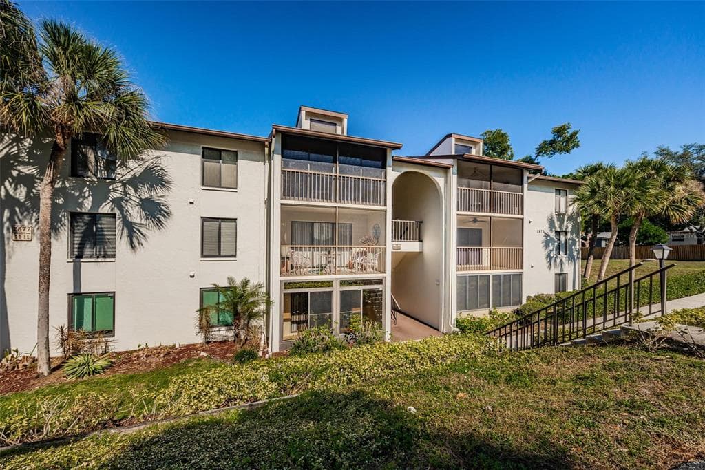 2677 PINE RIDGE WAY N UNIT E2 PALM HARBOR, FL 34684