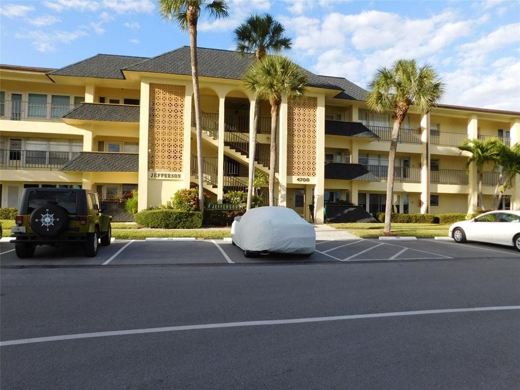 4700 COVE CIRCLE UNIT 205 ST PETERSBURG, FL 33708