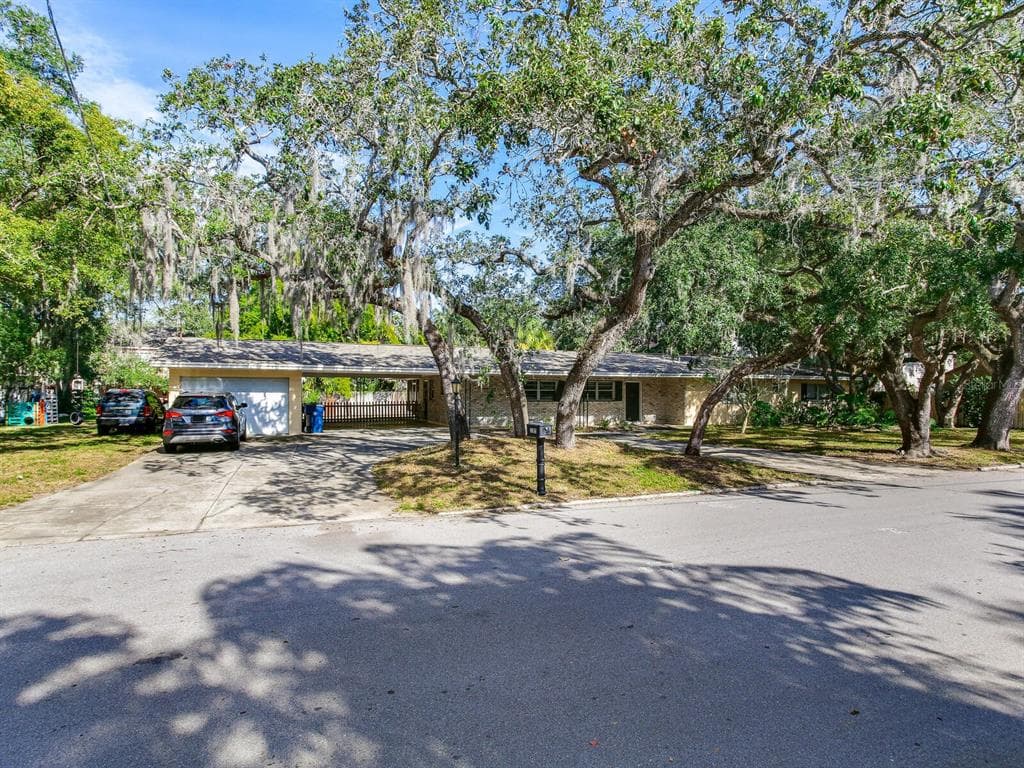 3105 W HAWTHORNE ROAD TAMPA, FL 33611