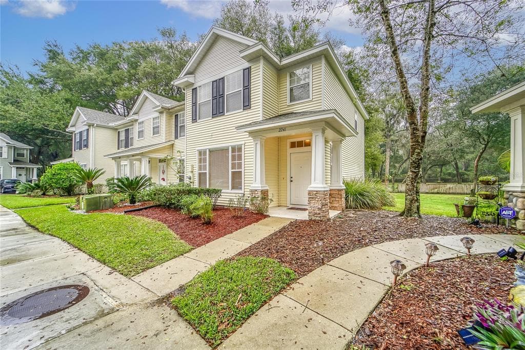 2241 GOLDEN OAK LANE