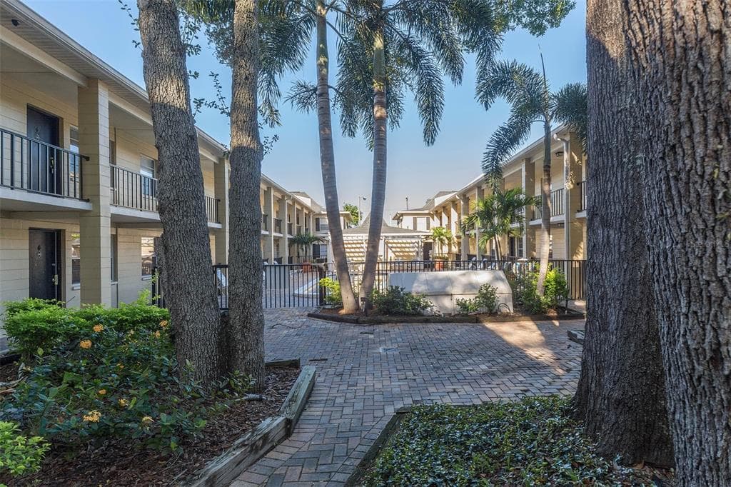 5221 BAYSHORE BOULEVARD UNIT 11 TAMPA, FL 33611