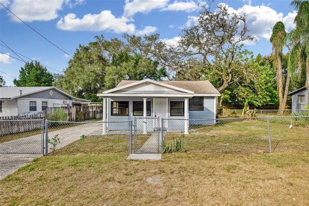 2012 E HUMPHREY STREET TAMPA, FL 33604