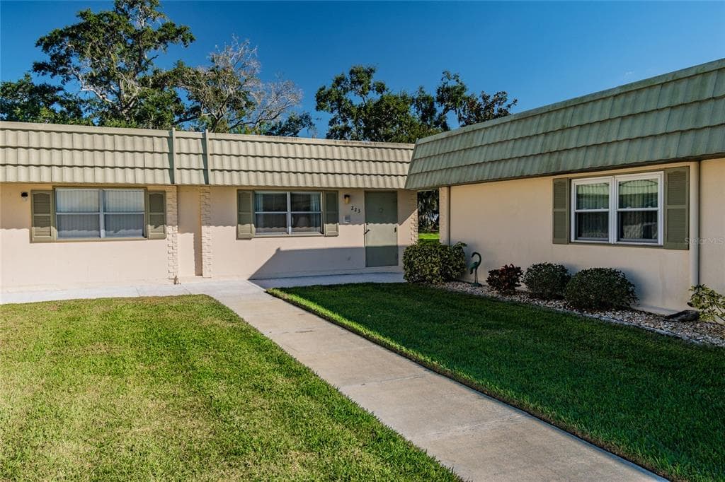 102 CAMBRIDGE TRAIL UNIT 223 SUN CITY CENTER, FL 33573