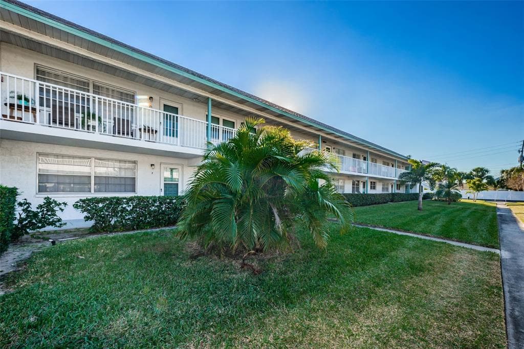 5227 81ST LANE N UNIT 21 ST PETERSBURG, FL 33709