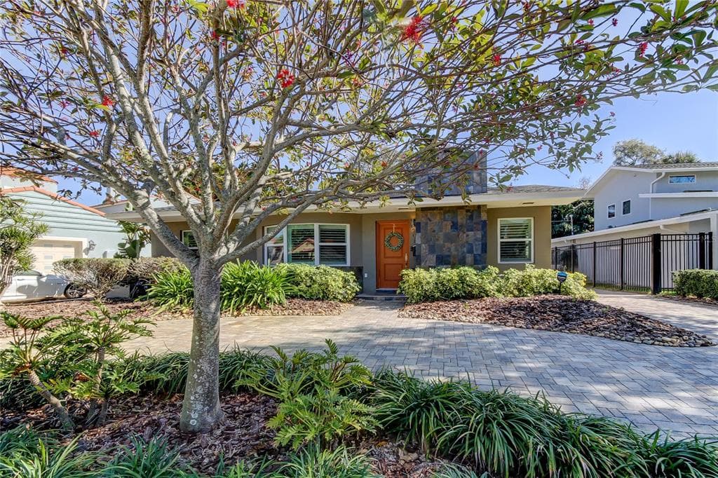 201 ALORA STREET NE ST PETERSBURG, FL 33704