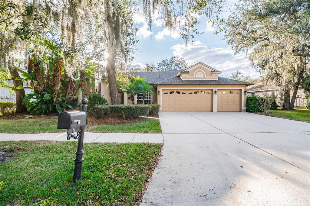 61 CAMELOT RIDGE DRIVE BRANDON, FL 33511