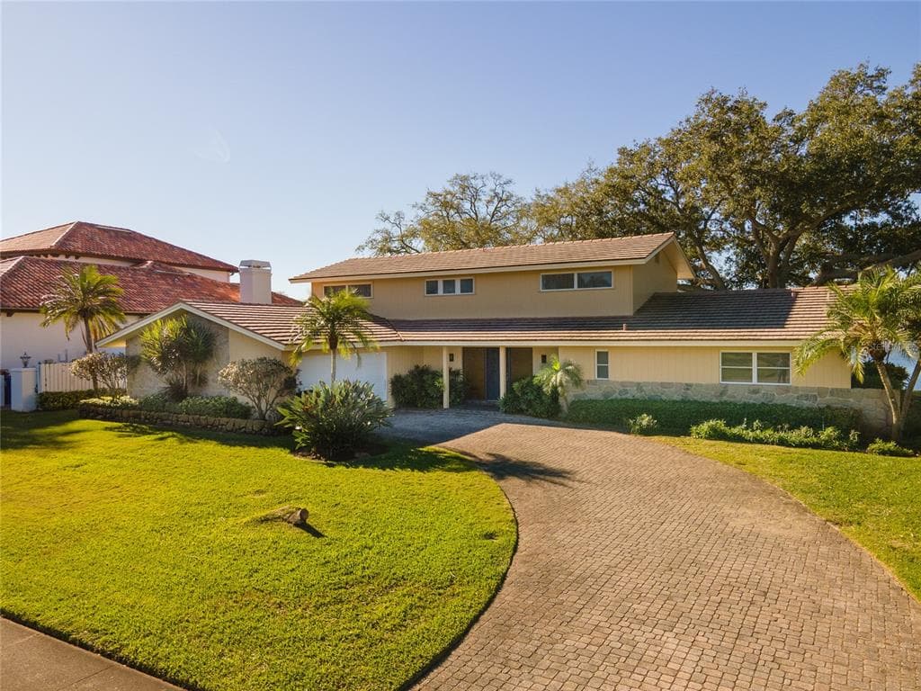 1067 EDEN ISLE DRIVE NE ST PETERSBURG, FL 33704