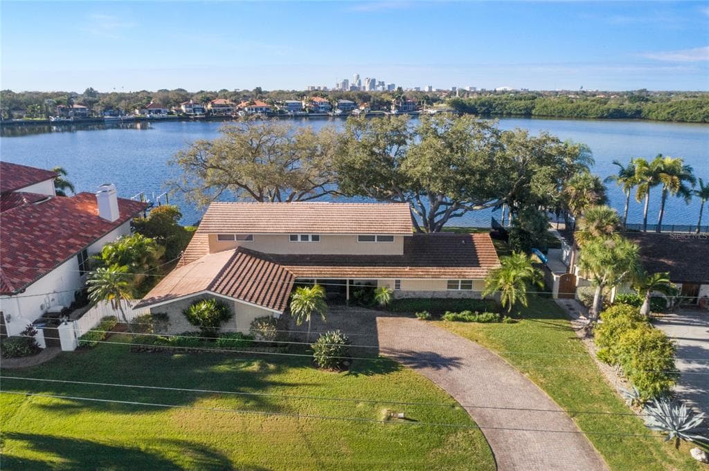 1067 EDEN ISLE DRIVE NE ST PETERSBURG, FL 33704