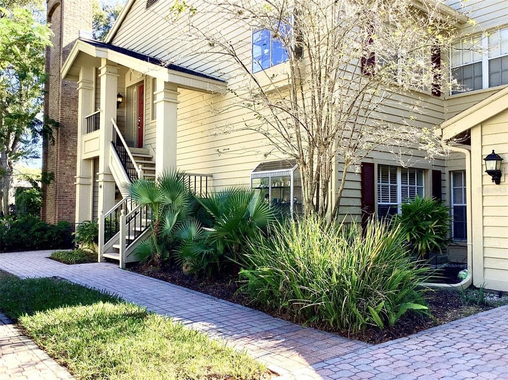 46 PELICAN PLACE UNIT 305 BELLEAIR, FL 33756
