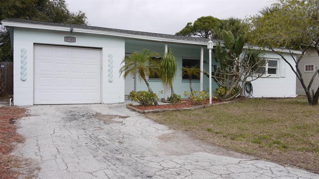 5745 BURLINGTON AVENUE N ST PETERSBURG, FL 33710