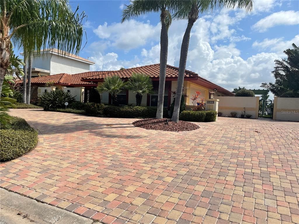 5420 WESTSHORE DRIVE NEW PORT RICHEY, FL 34652