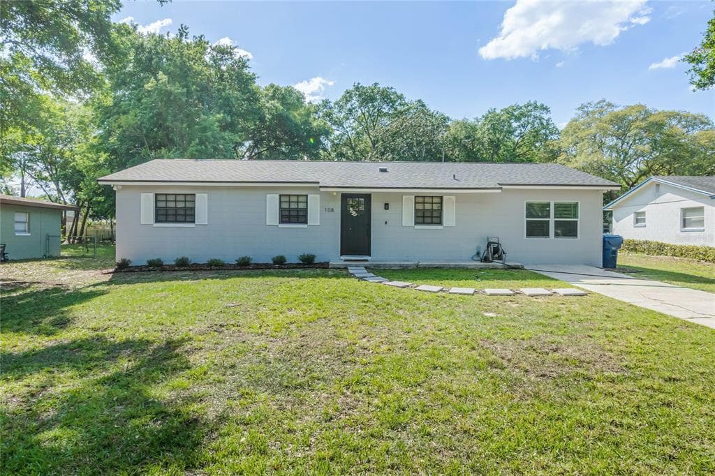 108 N BLOXAM AVENUE MINNEOLA, FL 34715