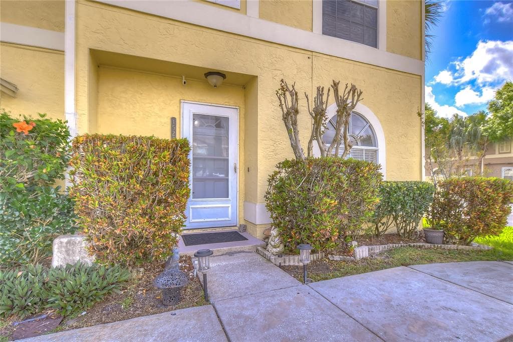 1523 CHATEAUX DE VILLE COURT CLEARWATER, FL 33764