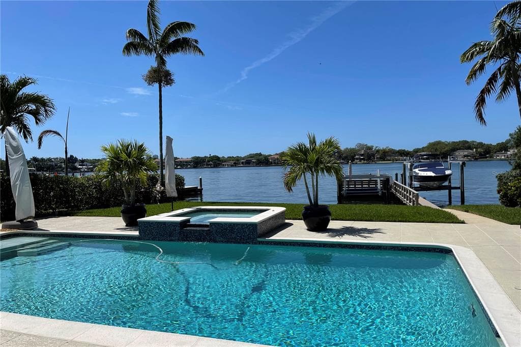 1946 BRIGHTWATERS BOULEVARD NE ST PETERSBURG, FL 33704