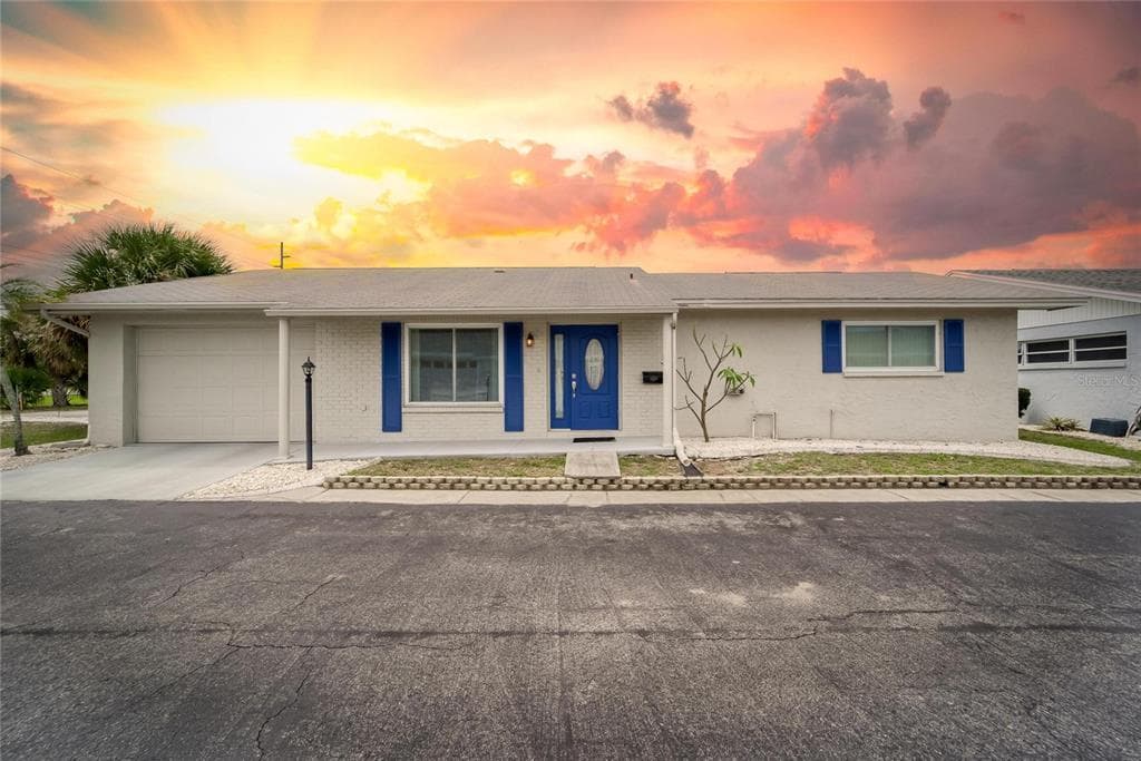 702 HUXLEY PLACE SUN CITY CENTER, FL 33573